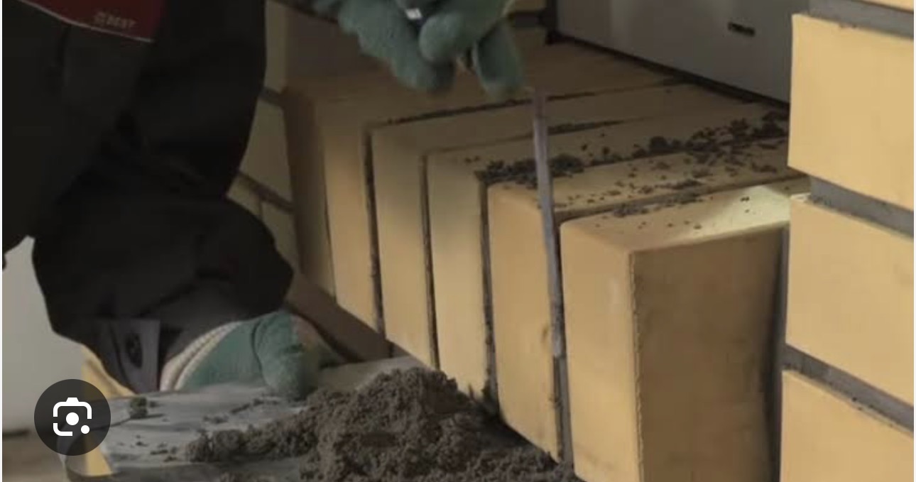 Nærbillede af fugearbejde mellem murblokke på facade